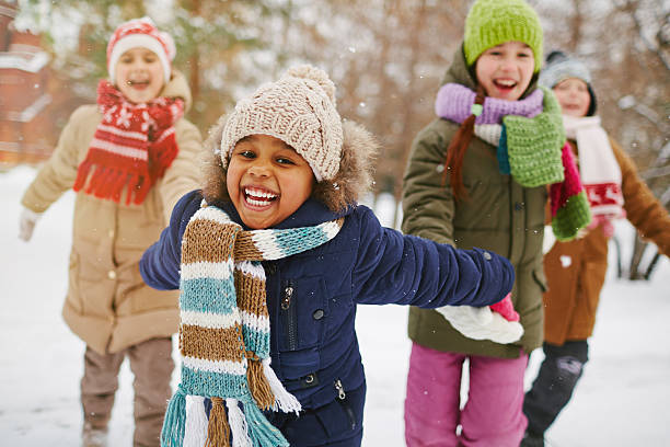 Un groupe d'enfants dans la neige.
