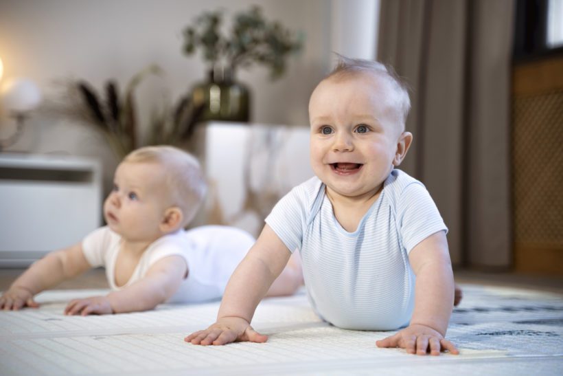 Deux bébés heureux.