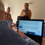 Sénior devant un ordinateur